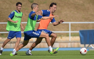 Migue lluitant per una pilota amb Pedro Capó | Roger Benet